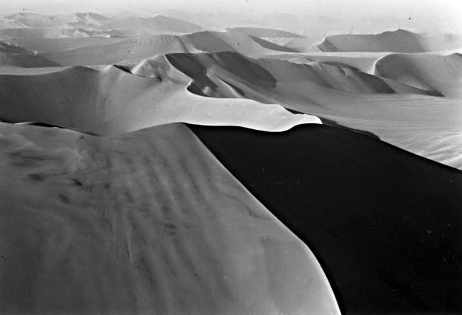 "Star" sand dunes emerge from complex wind
          patterns